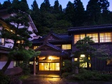 【外観】江戸時代より続く元湯石屋は、木のぬくもりと和風の建物の情緒を楽しめる宿です