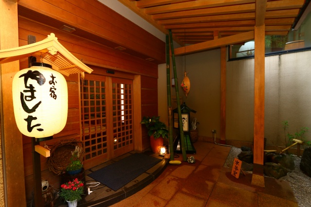 温かい照明と季節の花が皆さまをお迎えします