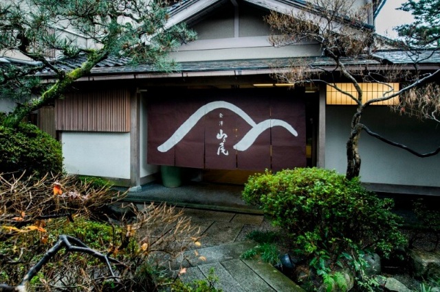 創業から受け継がれる「一客一亭」のおもてなしの精神。ひがし茶屋街の高台にある料理旅館です。