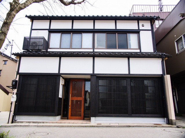 落ち着いた町屋の外観の宿所です