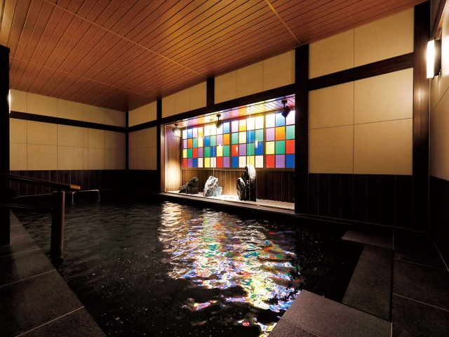 尾山神社のステンドグラスをモチーフにした男性浴場