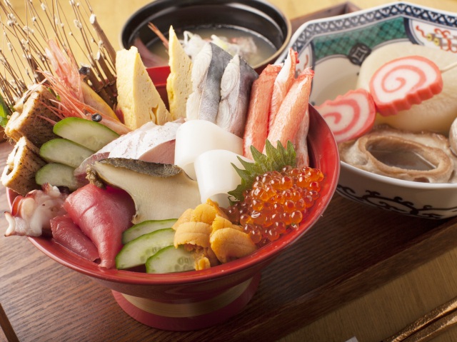 一番人気の市場屋丼、金澤おでん盛り合わせ、漁師のあら汁！