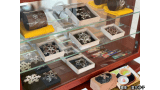 加賀象嵌や手彫りの銀アクセサリー、金箔を貼ったピンブローチなどを展示販売しています。