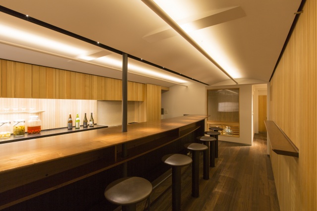 店内のBARでは酒と肴、スイーツを楽しめる