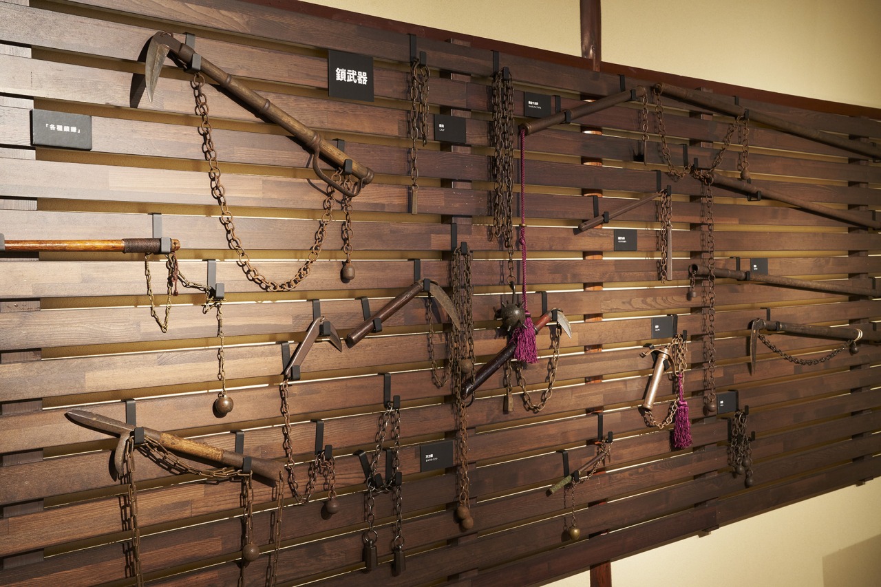 壁一面に展示された忍者特有の鎖武器。