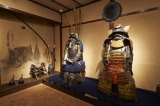 武具として甲冑、大弓、鞍なども展示。