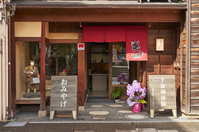 外観、入口。