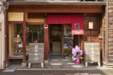 外観、入口。