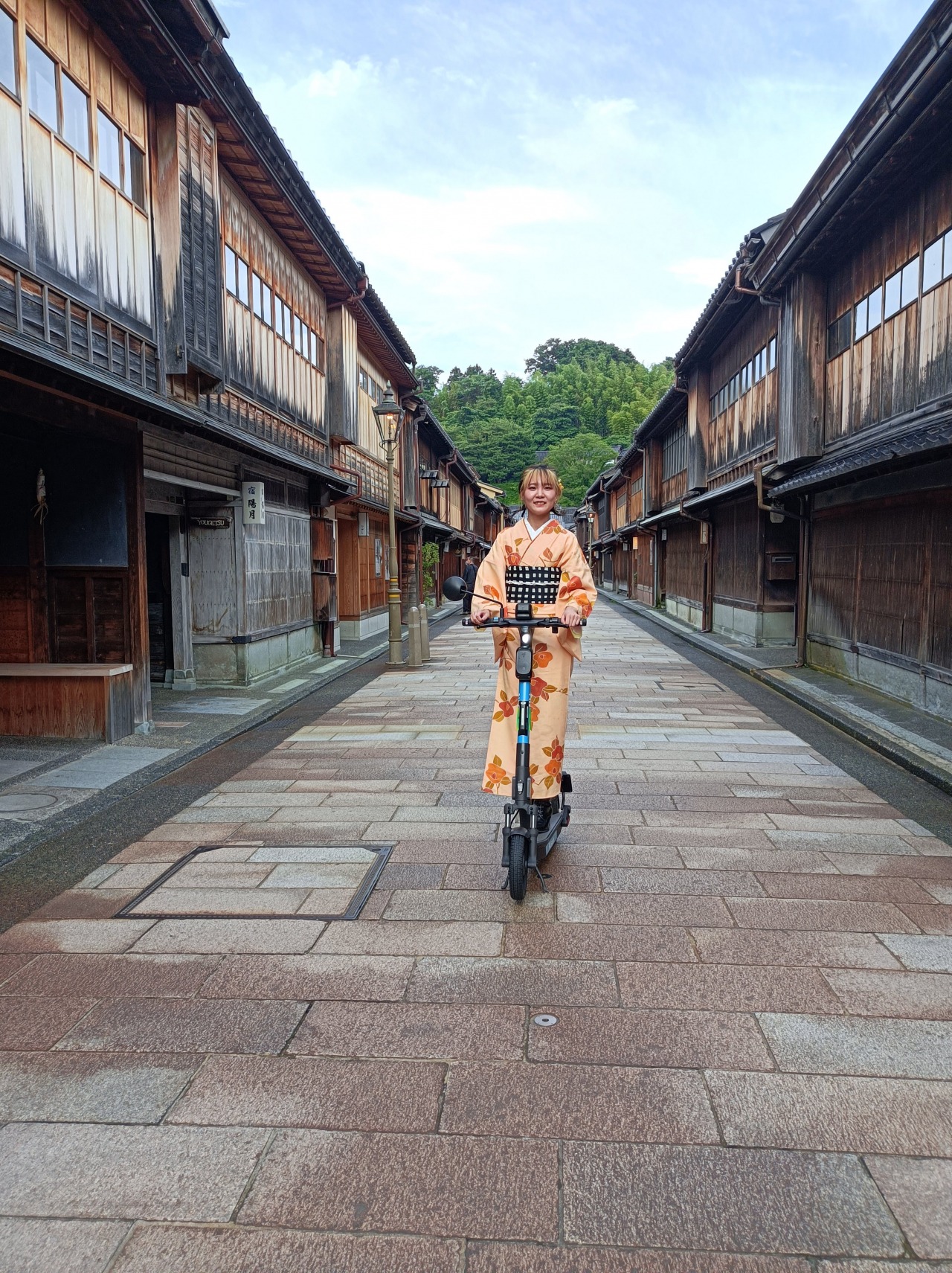 金沢の観光地、ひがし茶屋街を着物で電動キックボードに乗って訪れる