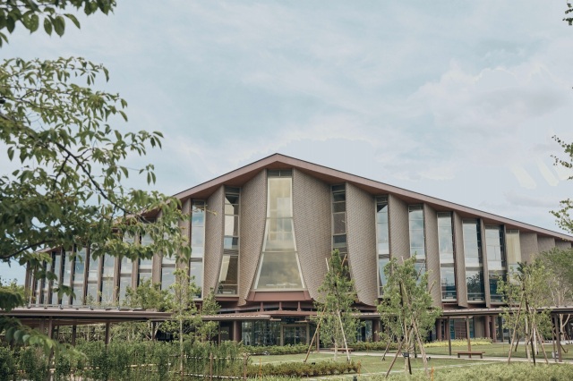 石川県立図書館　外観（正面）