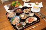 ランチセット例（前菜8品、メイン、ごはんorパン、デザート＋コーヒーor紅茶）