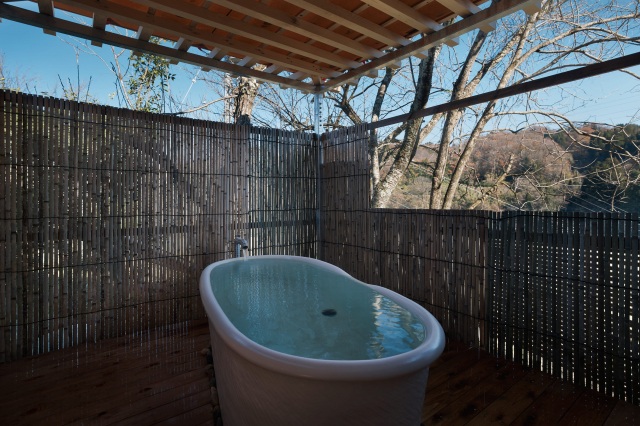 日本最大級の信楽焼浴槽は滑らかな肌触り