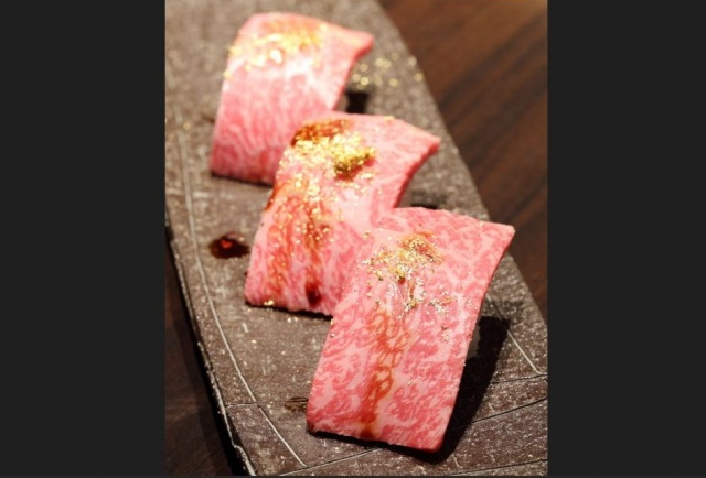 〆の一品、和牛寿司炙り