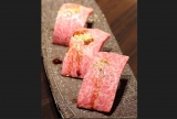 〆の一品、和牛寿司炙り