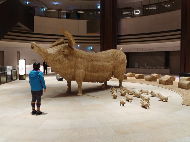 松本勇⾺:《母乳》2025年 稲藁、木材、竹 個人蔵 展示風景「食と生きる」（東京ミッドタウン日比谷、2025年）