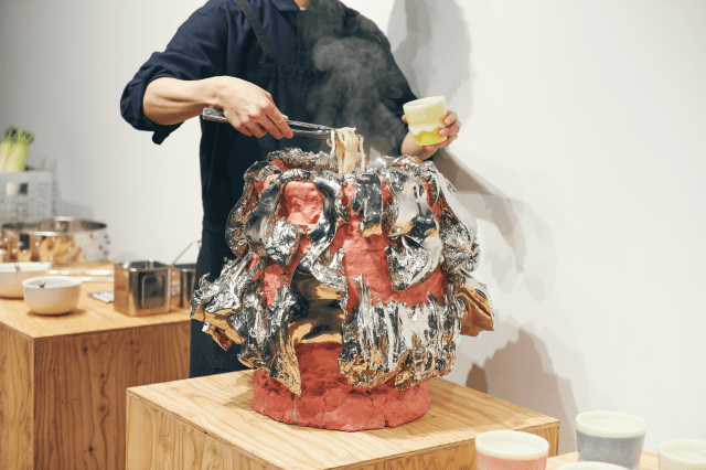 展示風景 桑田卓郎＋く「窯揚げうどん」（Gallery & Restaurant 舞台裏、2025年）Photo: Kumi Nishitani