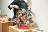 展示風景 桑田卓郎＋く「窯揚げうどん」（Gallery & Restaurant 舞台裏、2025年）Photo: Kumi Nishitani