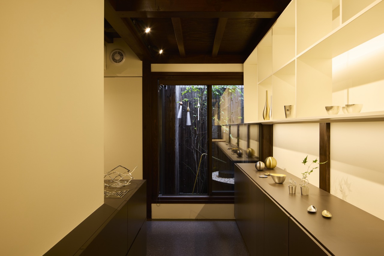 「能作」ブランドの鋳物が並ぶ店内