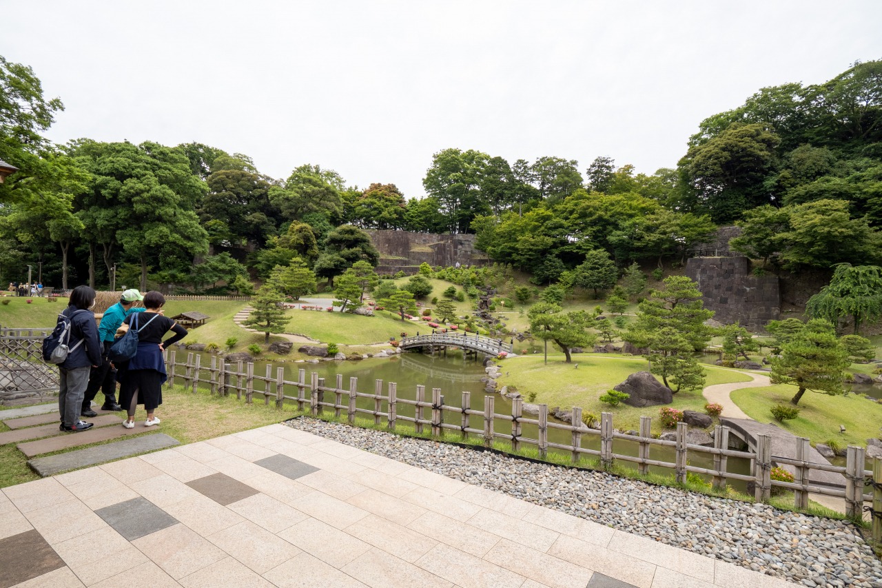 城と庭のボランティアガイドが見どころを案内