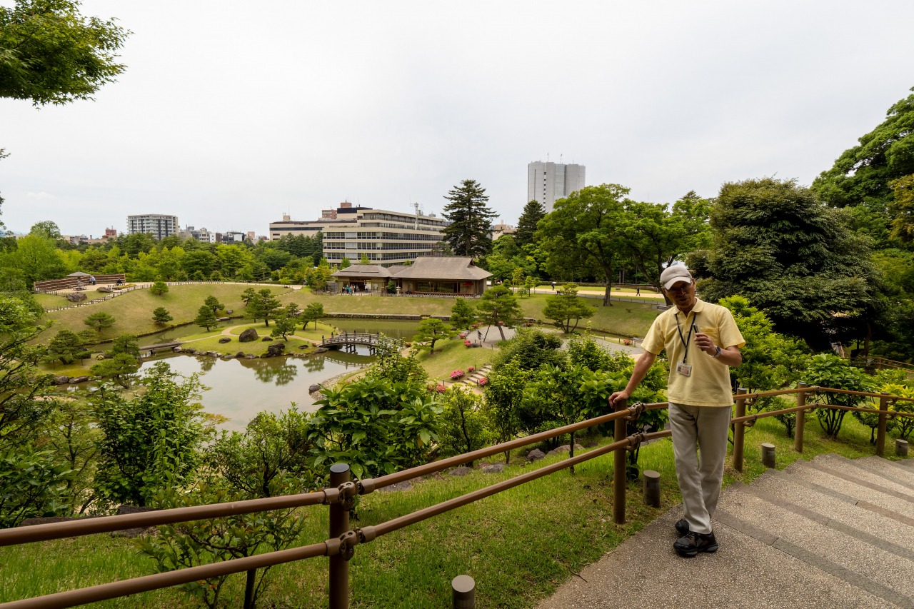 ボランティアガイド「まいどさん」の案内の様子