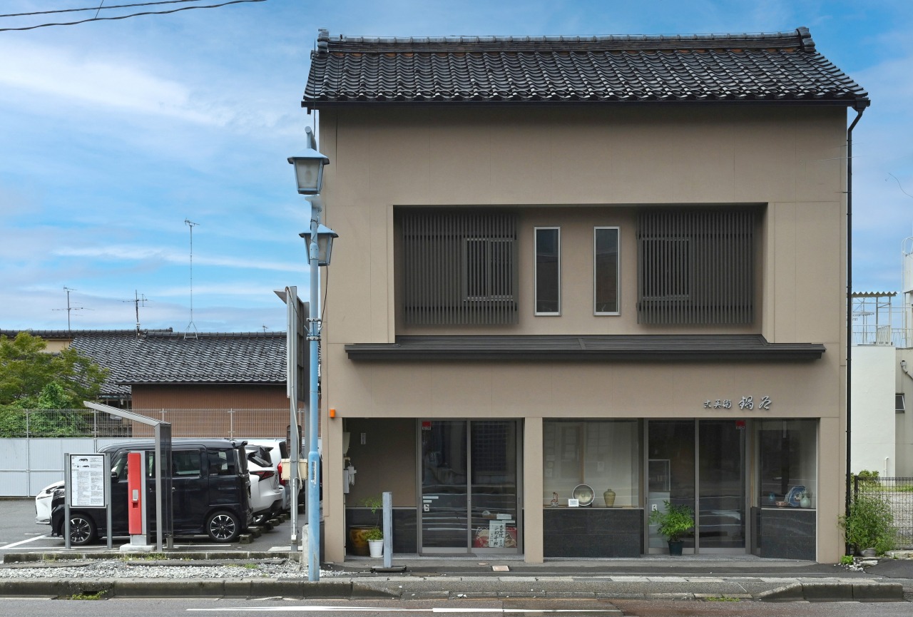 店舗は国道157号線沿い、野町広小路交差点南西にあります。