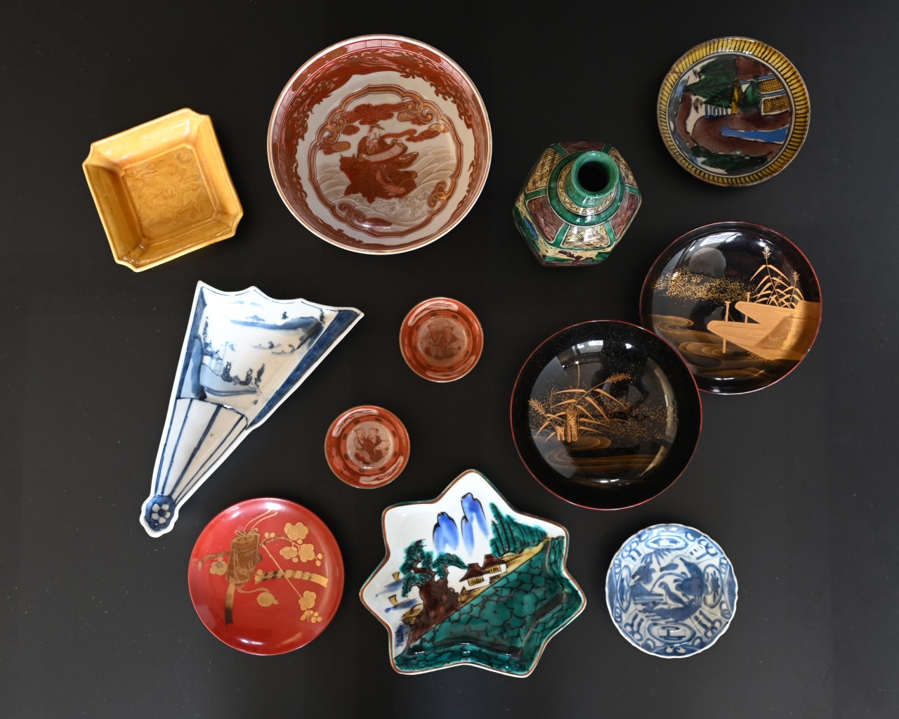 加賀藩ゆかりの工芸を中心とした骨董・古美術品をそろえています。