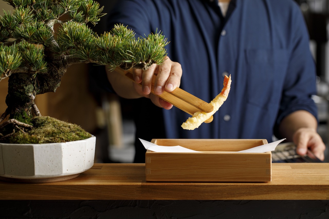 揚げたての天ぷらを1品づつテーブルにお届け