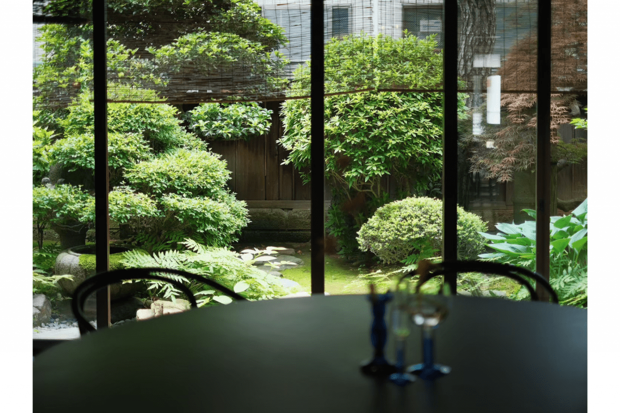 お庭を眺めながら食事を愉しめる