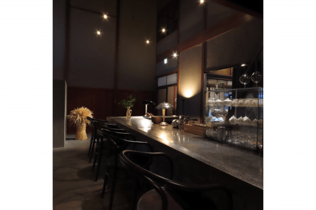 ゆったりとした空間とテーブル