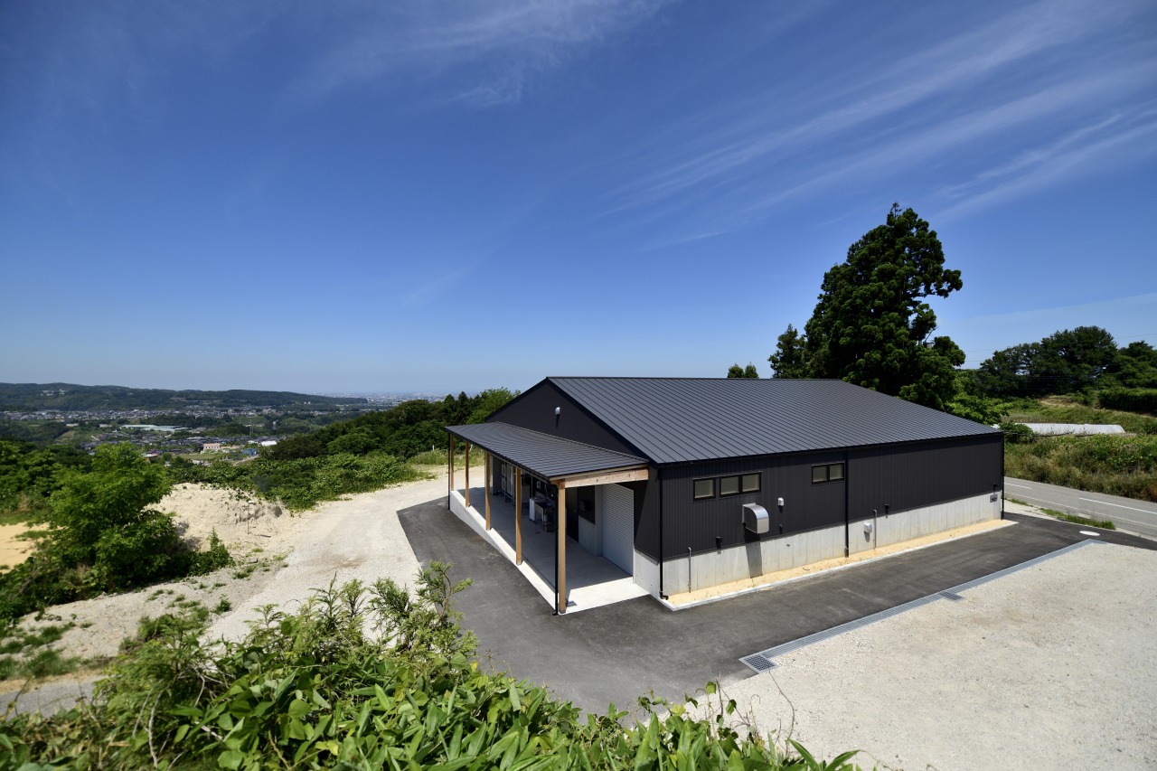 金沢市郊外の里山にあるワイナリー。真っ黒な壁と屋根が目印