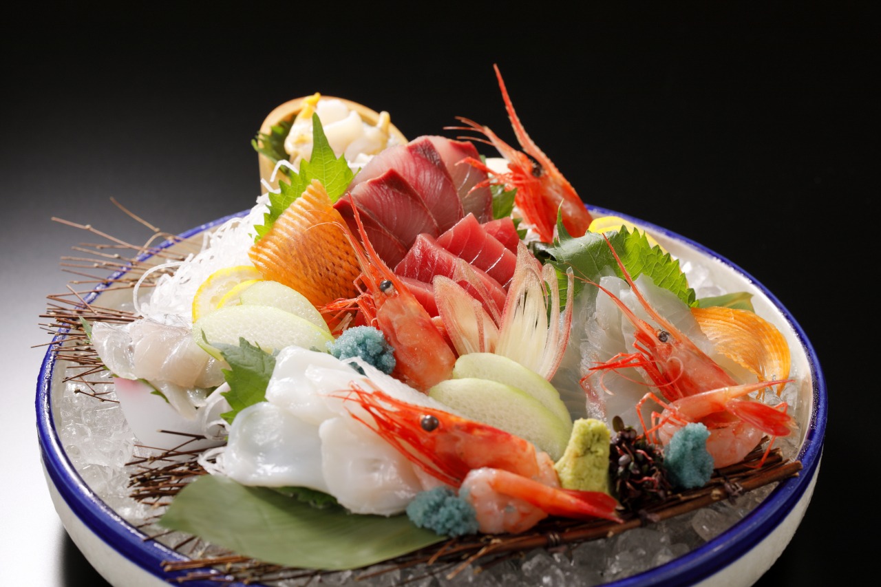 金沢港で水揚げされた魚介を中心に【豪華豪快】に盛り込んだもんぜんもんぜん盛り