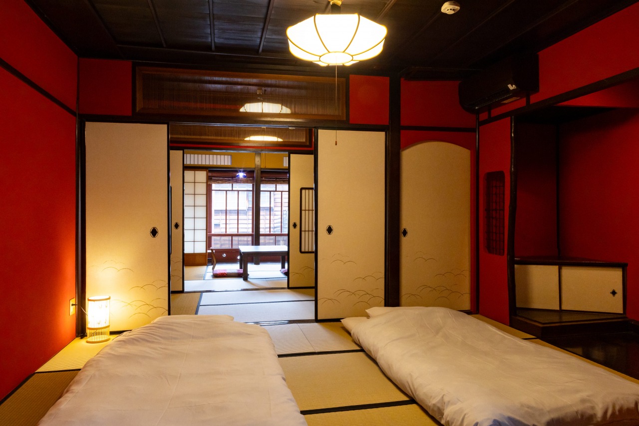 お部屋には、伝統的な弁柄色の間がございます。