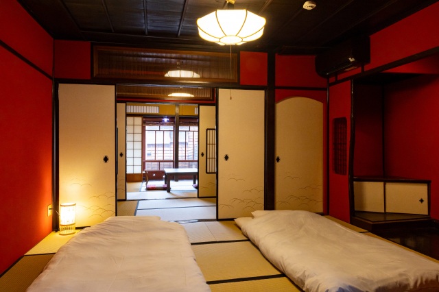 お部屋には、伝統的な弁柄色の間がございます。