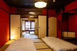 お部屋には、伝統的な弁柄色の間がございます。
