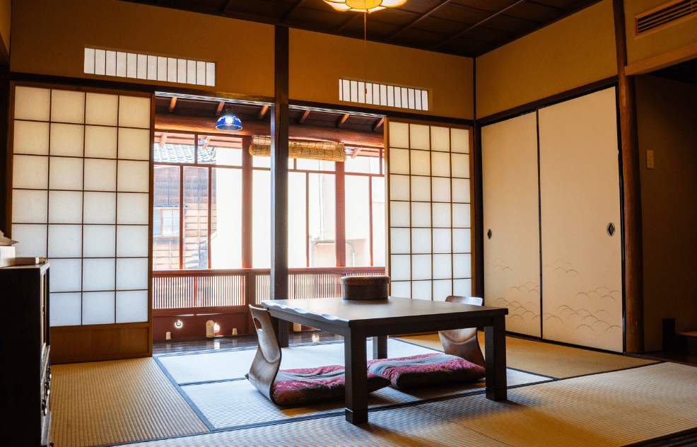 居間ではご自身でお抹茶を点てる体験が可能です。