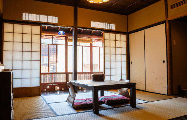 居間ではご自身でお抹茶を点てる体験が可能です。