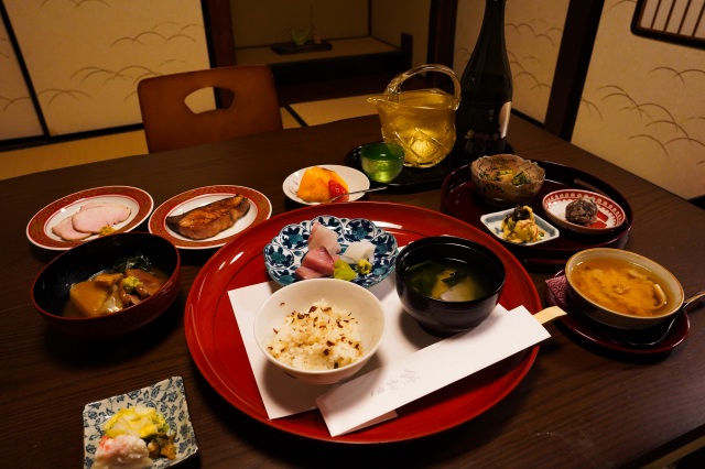 近隣の飲食店と提携しており、お食事付きのプランもございます。