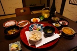近隣の飲食店と提携しており、お食事付きのプランもございます。