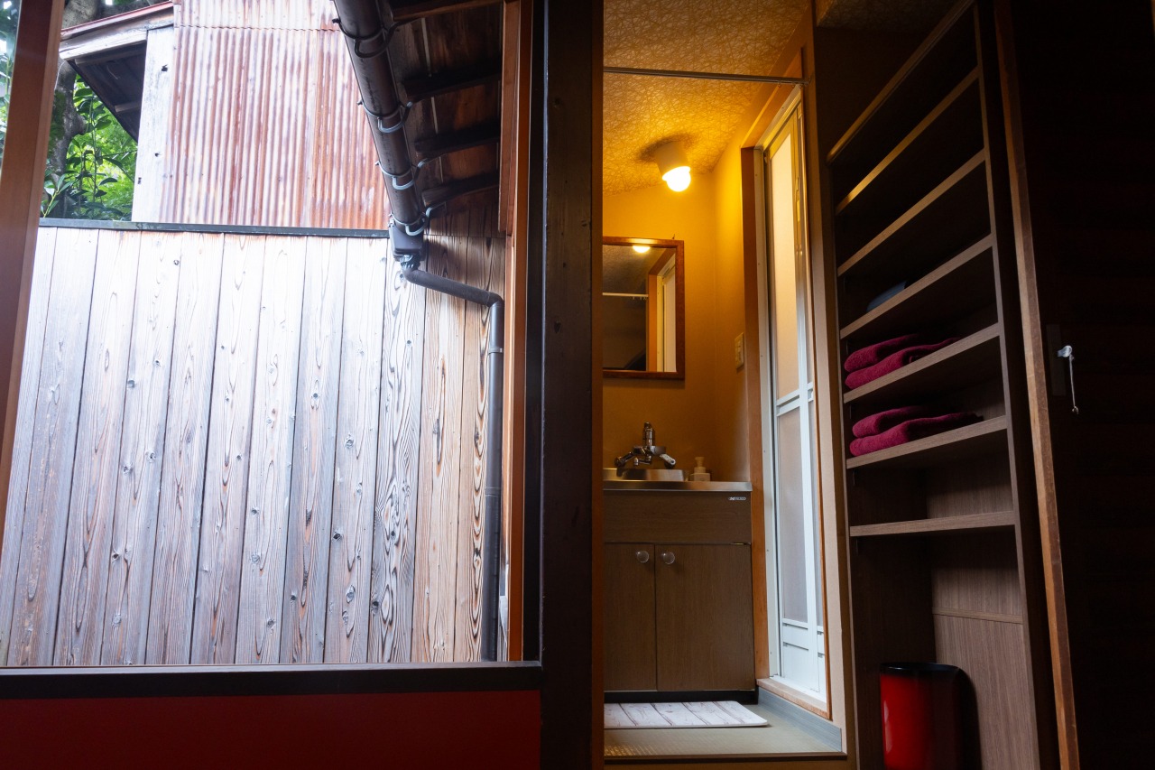 シャワーが客室に備わっており、トイレは1階の共用となります。