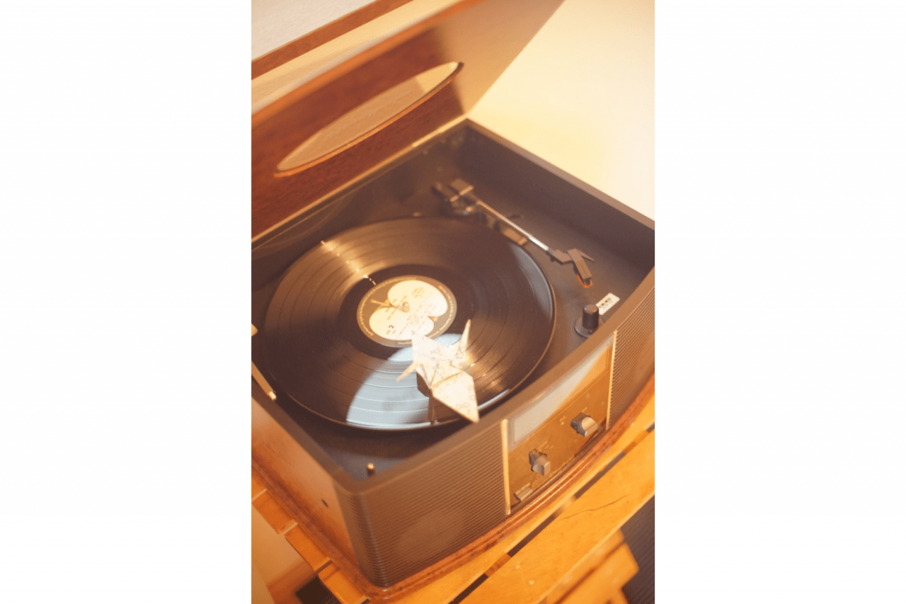 レコードプレイヤーとともに、音楽を楽しむひととき
