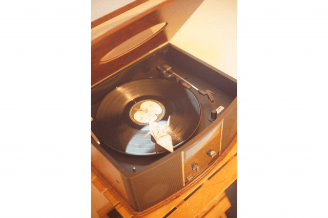 レコードプレイヤーとともに、音楽を楽しむひととき