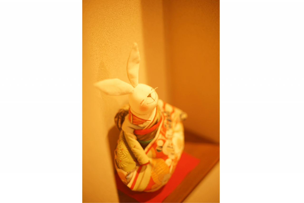 宿内のインテリアには、地元作家の作品や九谷焼、水引など、金沢の伝統工芸を取り入れています