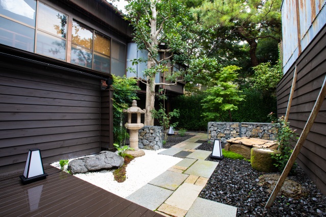 風情あふれる金沢・にし茶屋街の古民家ならではの息遣いを残した心地よい空間が広がります。