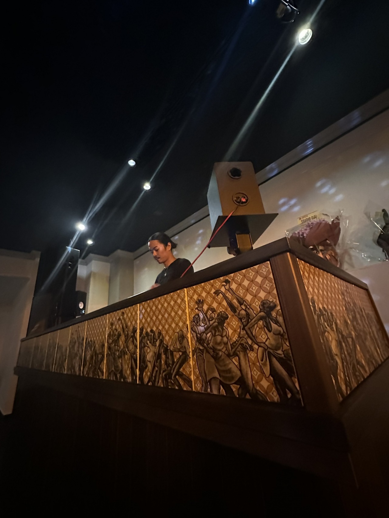 九谷焼の陶板で装飾されたDJブース