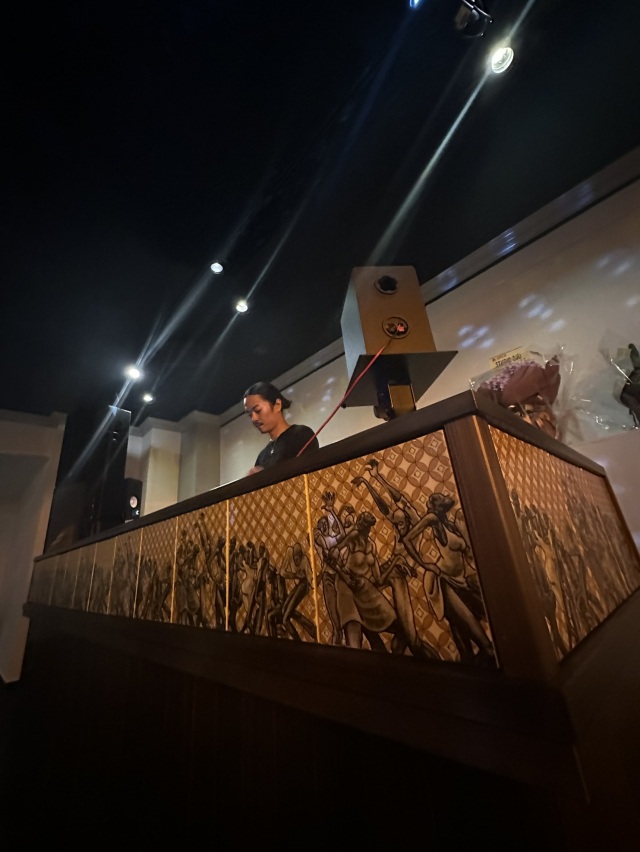 九谷焼の陶板で装飾されたDJブース